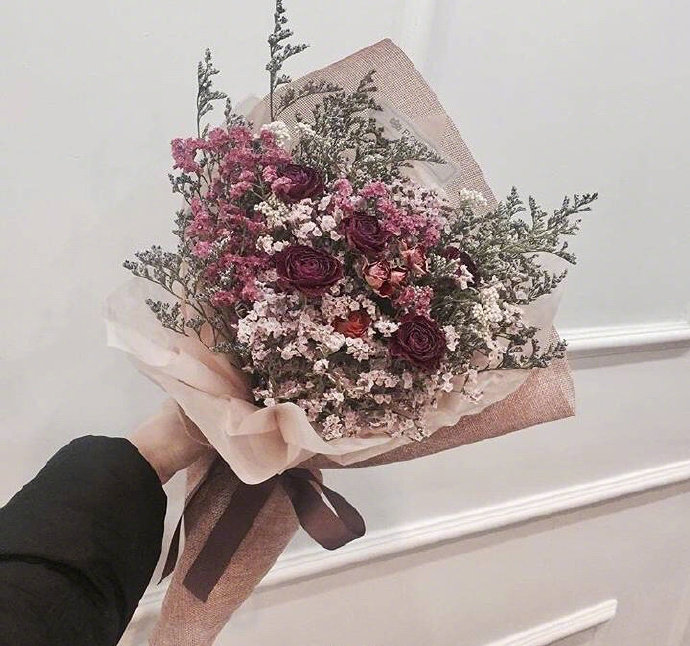 粉红色的花束图片