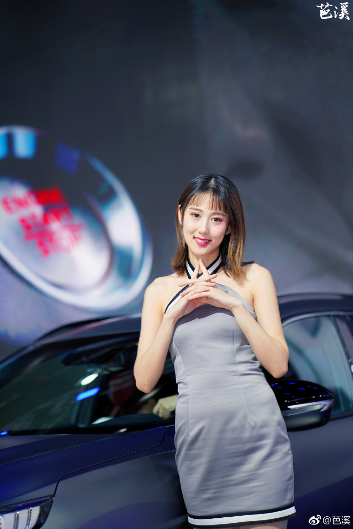 2018广州车展模特讴歌小姐姐范婷婷图片