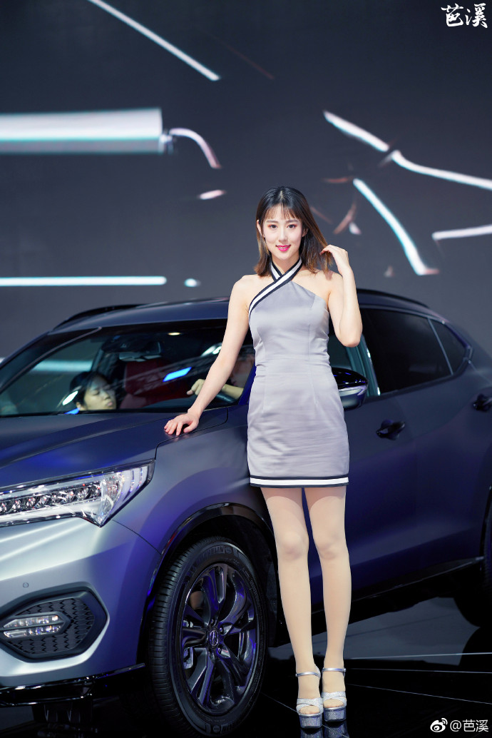 2018广州车展模特讴歌小姐姐范婷婷图片