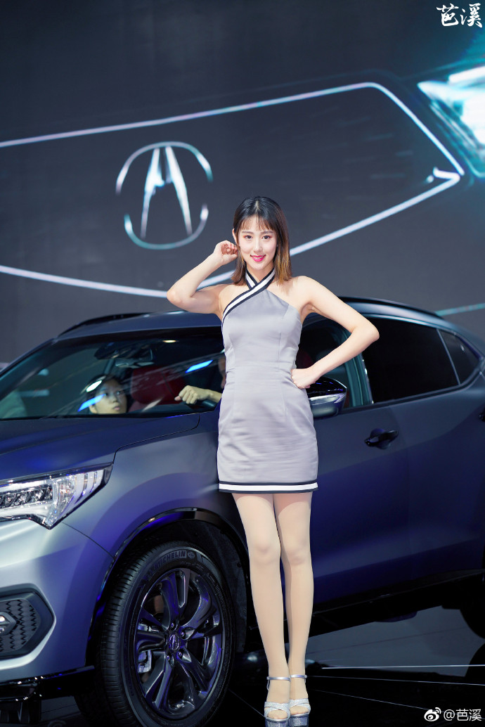 2018广州车展模特讴歌小姐姐范婷婷图片
