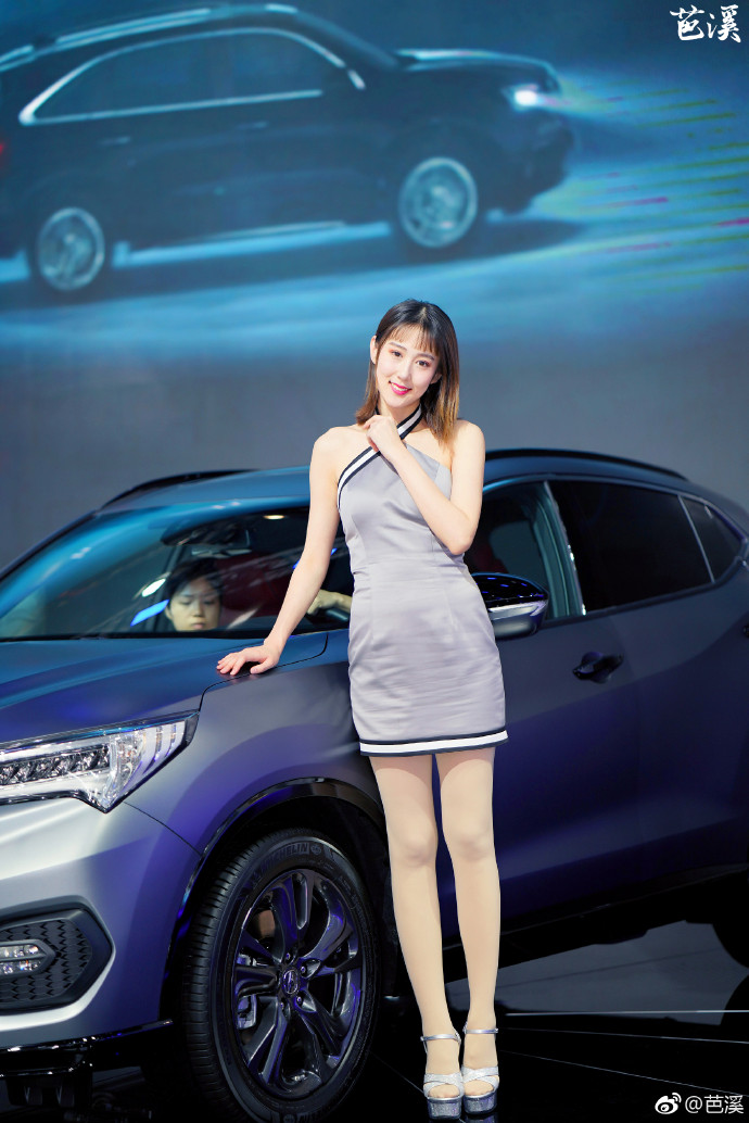 2018广州车展模特讴歌小姐姐范婷婷图片