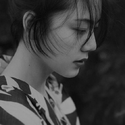qq黑白头像女生图片