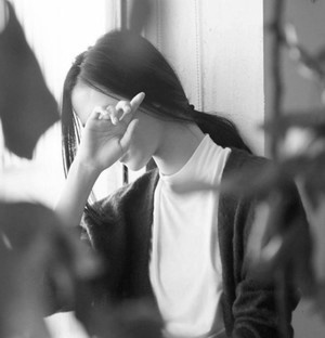 qq黑白头像女生图片