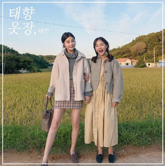 闺蜜旅游拍照姿势参考