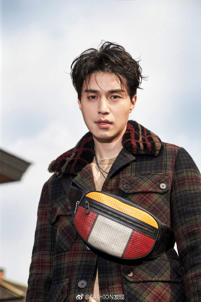 韩国男演员李栋旭《GQ》韩国版12月刊封面图片