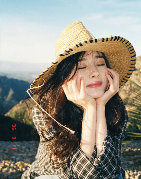 北京美女明星杨幂休闲风街拍图片