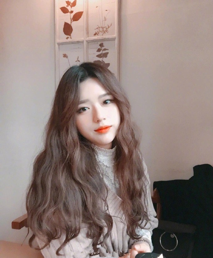 蜜茶色甜美系少女大波浪卷发发型美女图片
