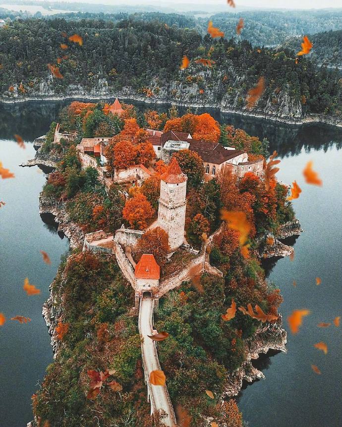 布拉格的秋天风景图片