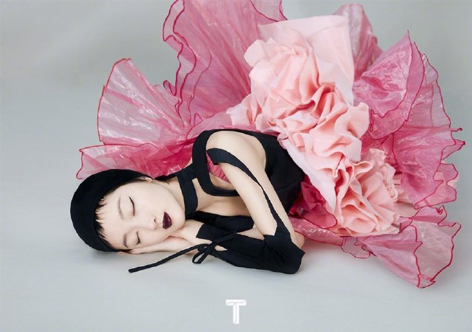 河北美女明星周冬雨登上《T Magzine》12月刊封面大
