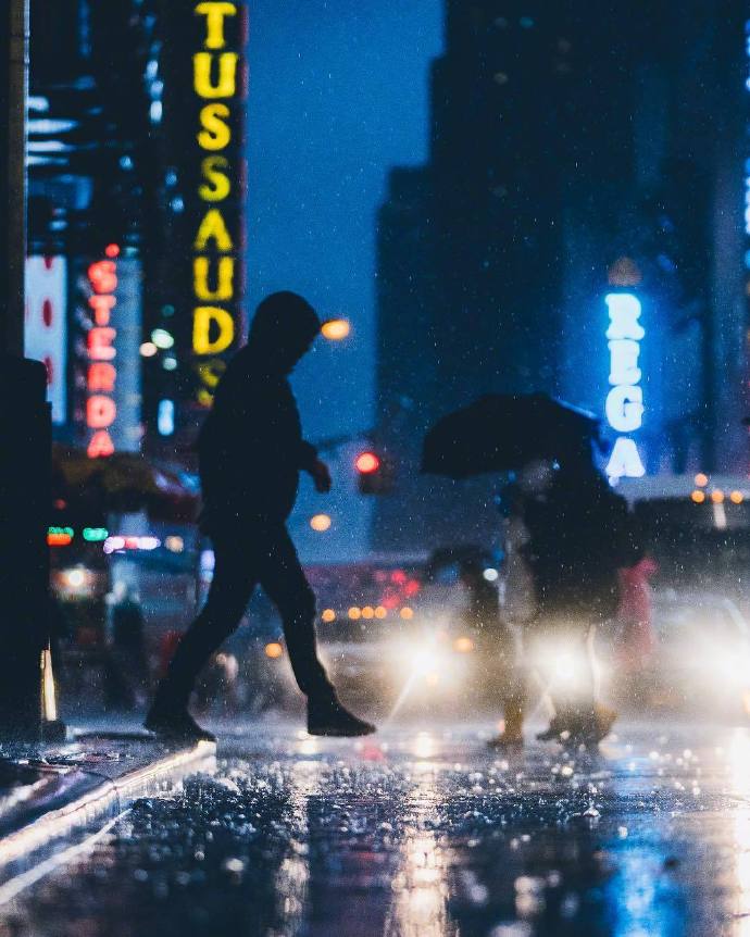 大雪纷飞的城市夜景图片