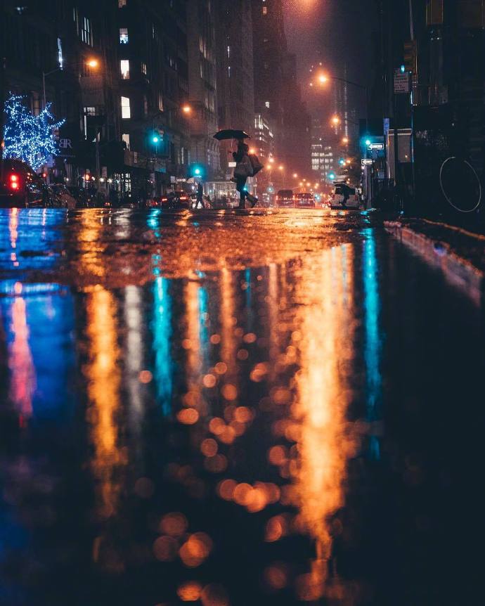 大雪纷飞的城市夜景图片