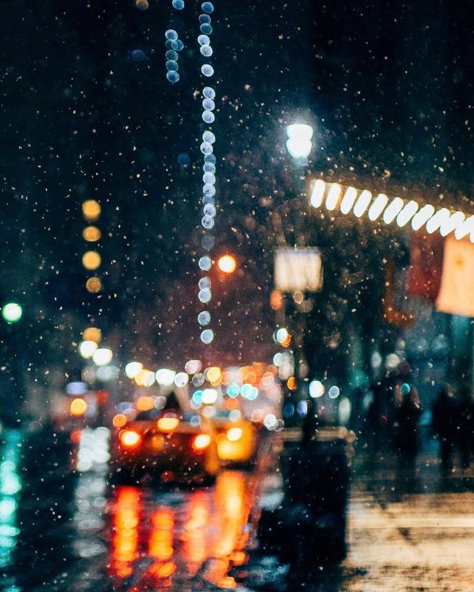 大雪纷飞的城市夜景图片