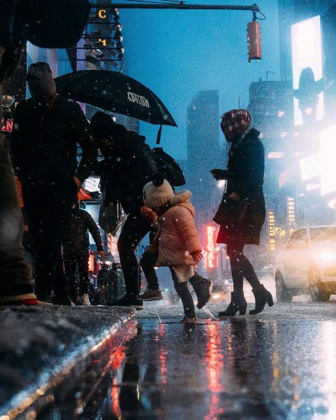 大雪纷飞的城市夜景图片