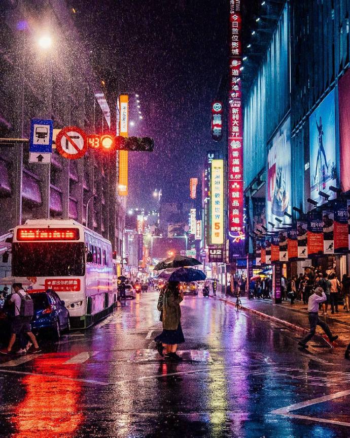 大雪纷飞的城市夜景图片