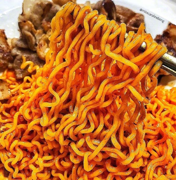 这干拌泡面是辣的可以燃烧我的卡路里