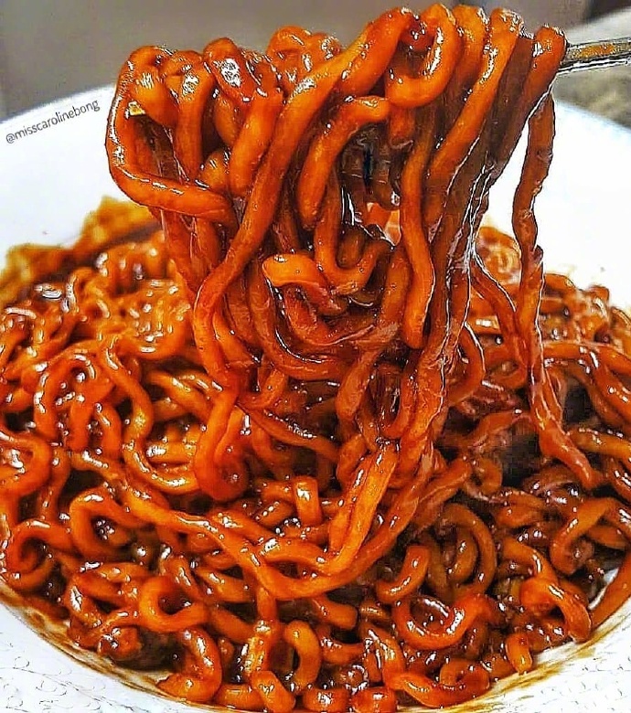 这干拌泡面是辣的可以燃烧我的卡路里