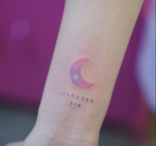 在不太显眼的地方纹一个不太显眼的彩色小纹身