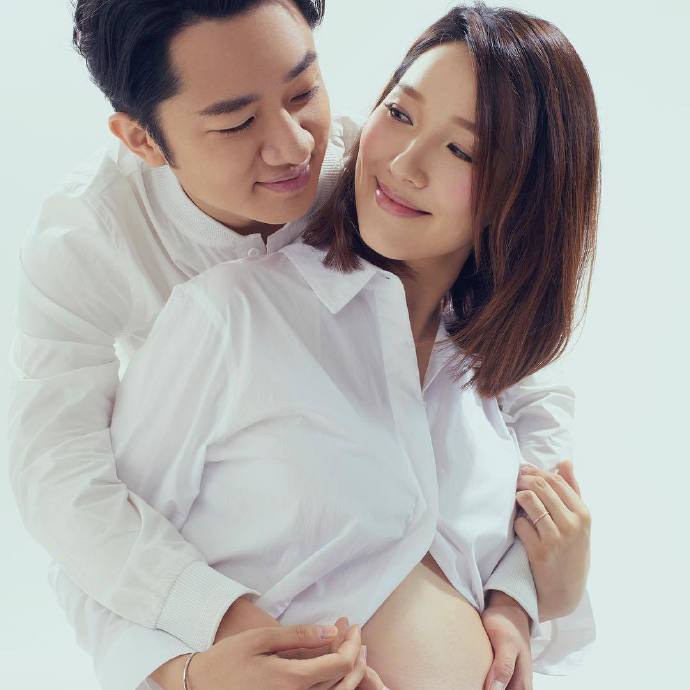 香港明星王祖蓝与妻子李亚男的孕妇照