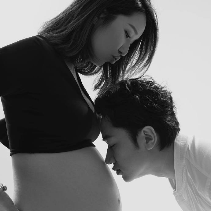 香港明星王祖蓝与妻子李亚男的孕妇照