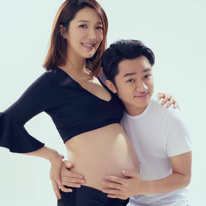 香港明星王祖蓝与妻子李亚男的孕妇照