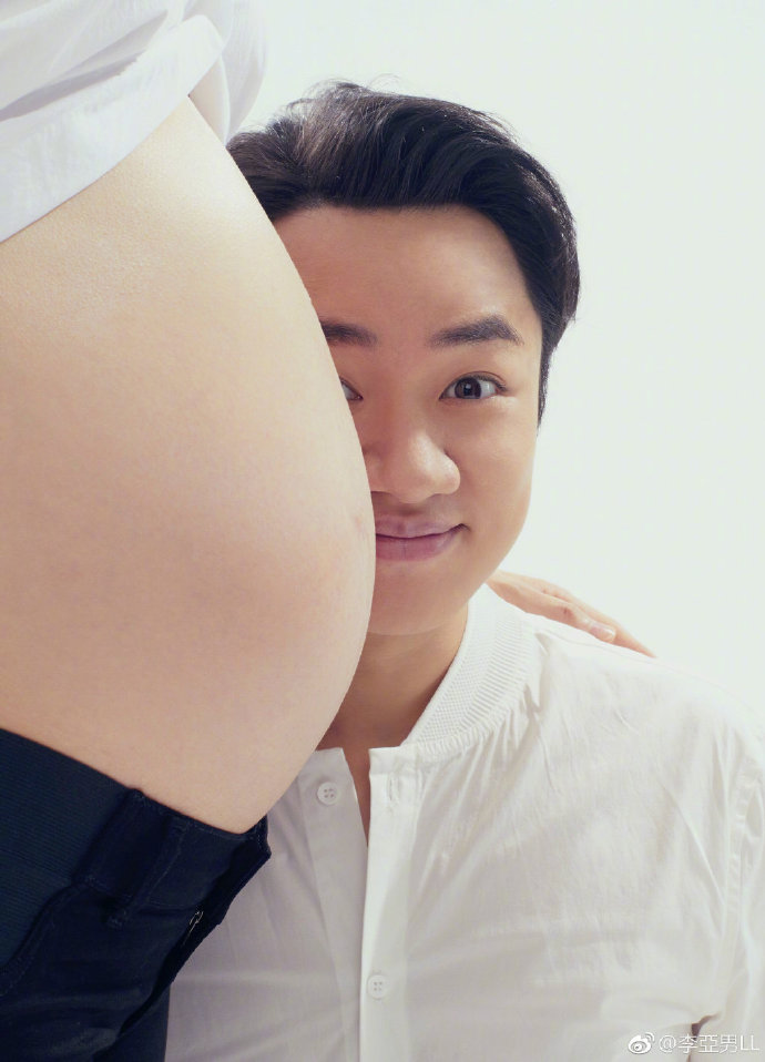 香港明星王祖蓝与妻子李亚男的孕妇照