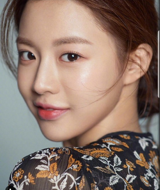 韩国美女明星高允真图片