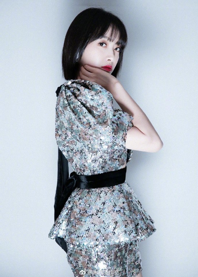 青岛美女明星宋茜银色亮片装闪亮图片