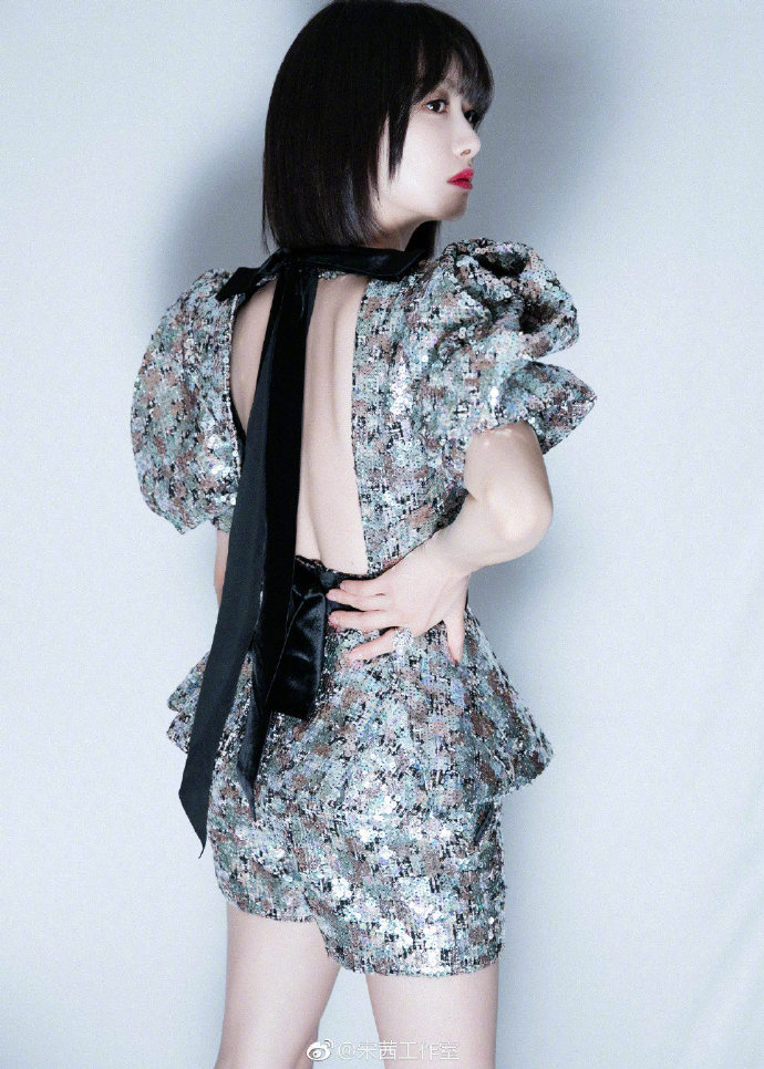 青岛美女明星宋茜银色亮片装闪亮图片