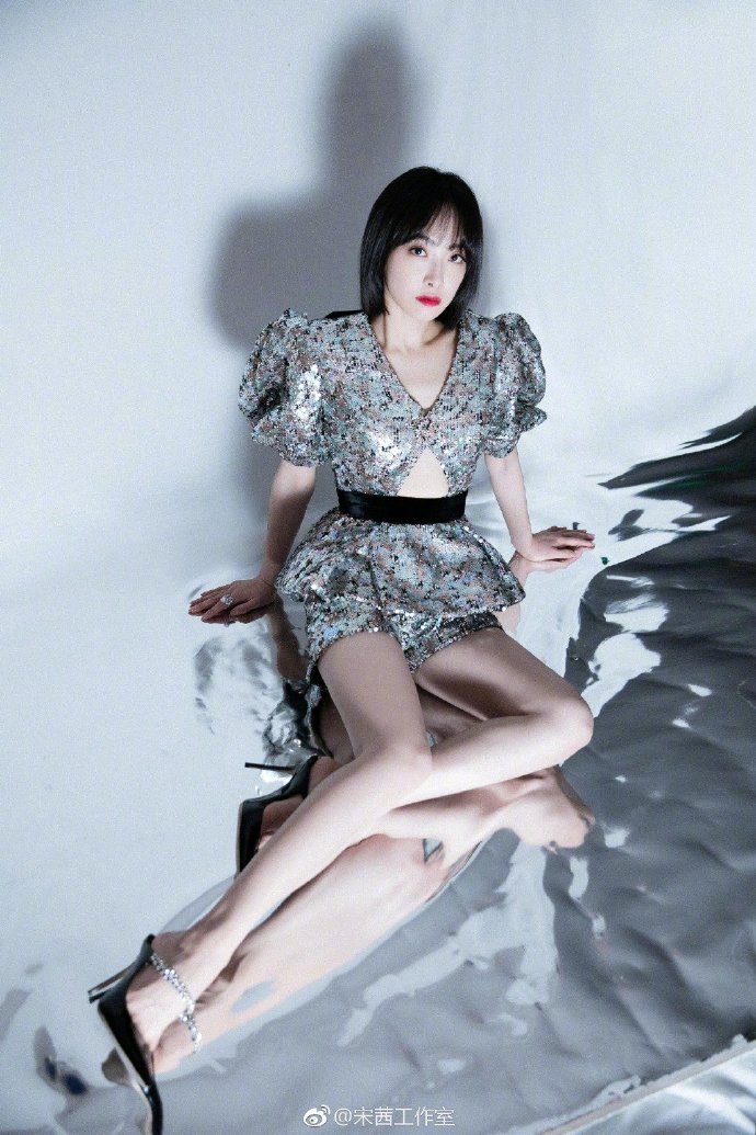 青岛美女明星宋茜银色亮片装闪亮图片