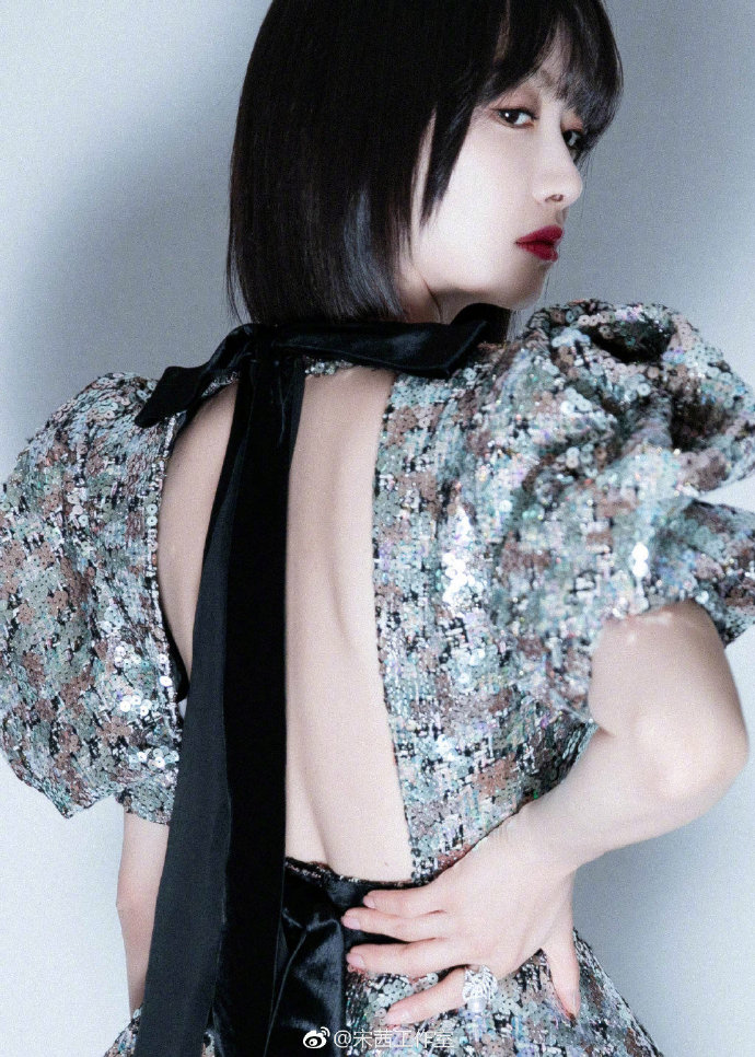 青岛美女明星宋茜银色亮片装闪亮图片