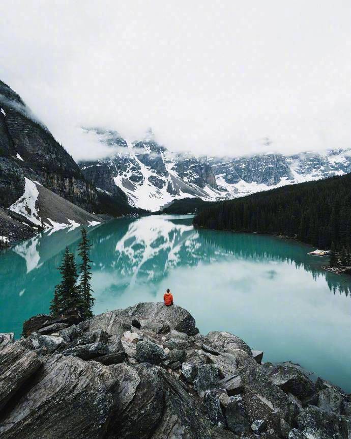 加拿大班夫国家公园的梦莲湖Moraine Lake风景图片