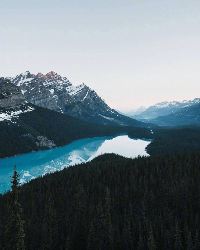 加拿大班夫国家公园的梦莲湖Moraine Lake风景图片