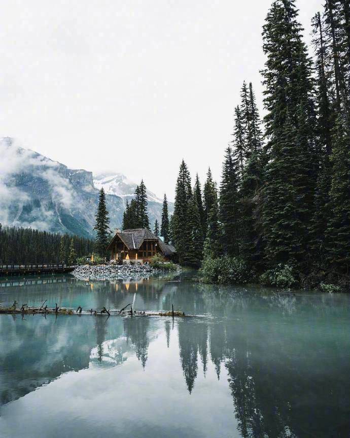 加拿大班夫国家公园的梦莲湖Moraine Lake风景图片