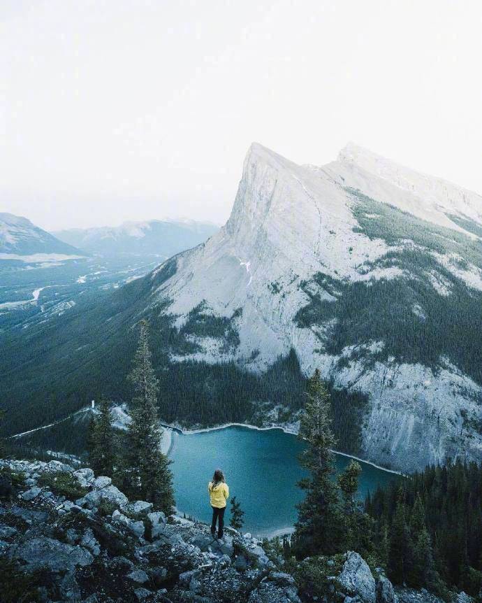 加拿大班夫国家公园的梦莲湖Moraine Lake风景图片