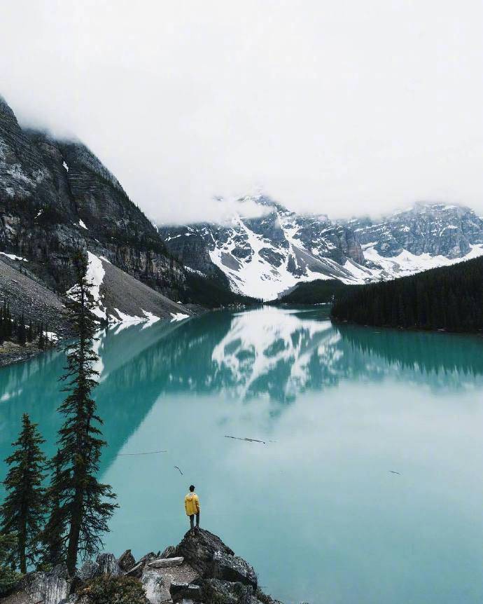 加拿大班夫国家公园的梦莲湖Moraine Lake风景图片