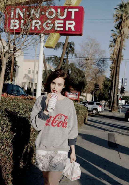 欧美美女明星Lily Collins超好看的大红唇图片