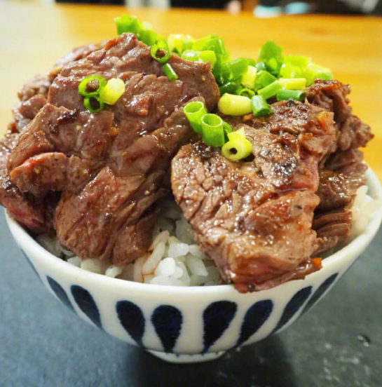 中午放毒满满的肉盖饭图片