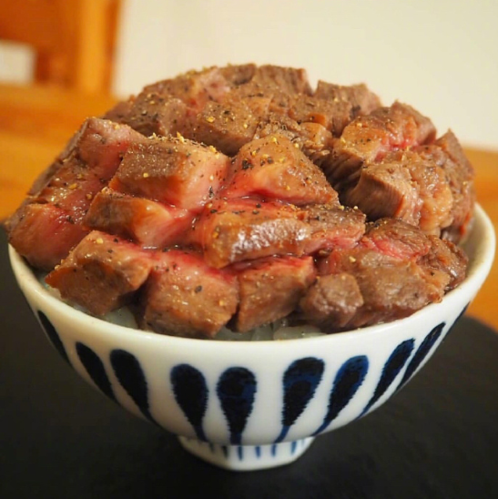 中午放毒满满的肉盖饭图片