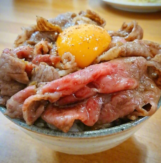 中午放毒满满的肉盖饭图片