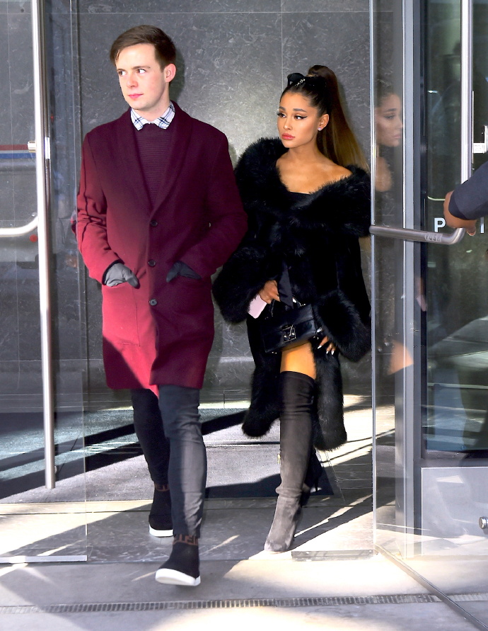 欧美美女明星Ariana Grande纽约街拍图片