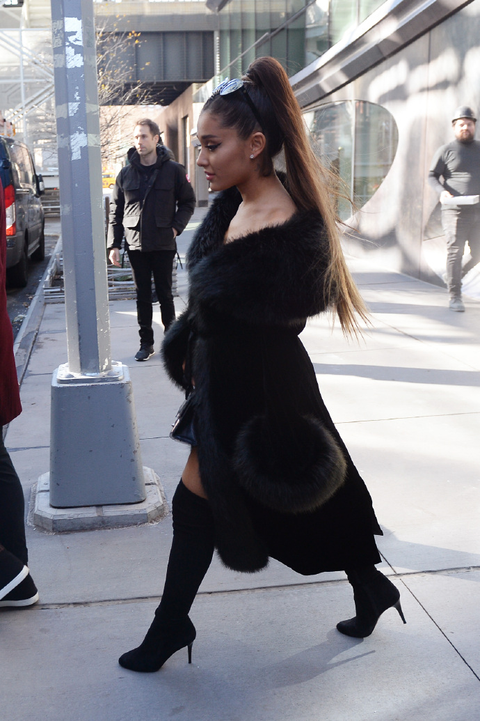 欧美美女明星Ariana Grande纽约街拍图片