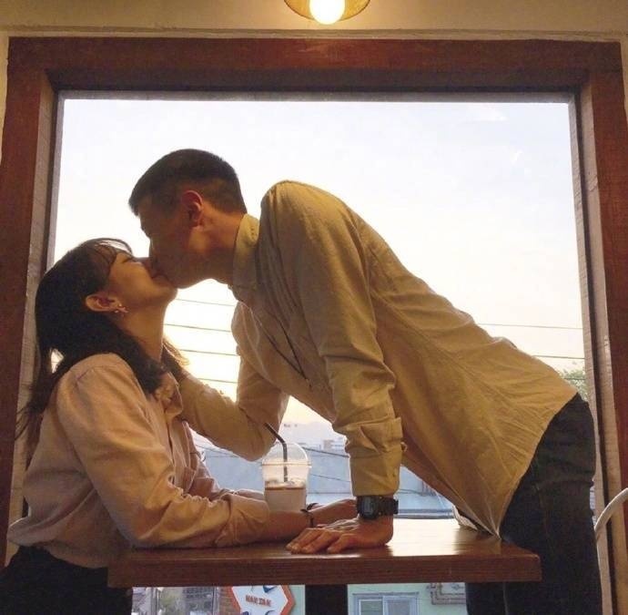 唯美情侣亲吻图片