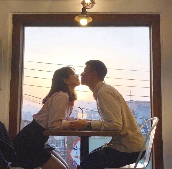 唯美情侣亲吻图片