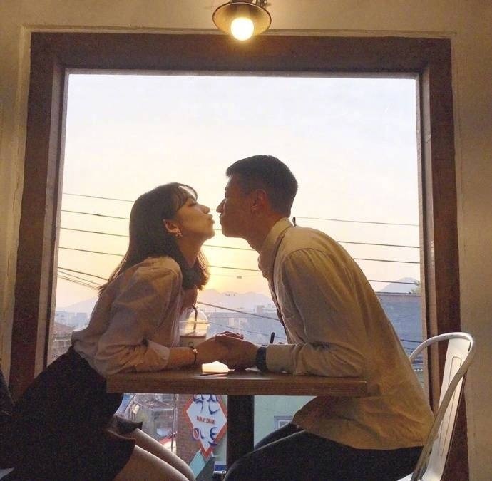 唯美情侣亲吻图片