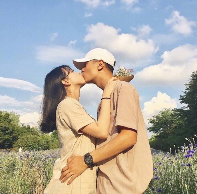 唯美情侣亲吻图片