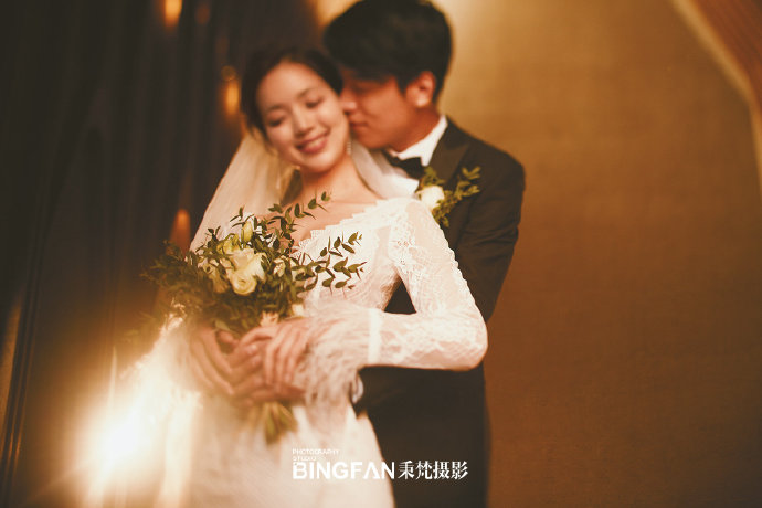 教堂里拍摄的婚纱照图片