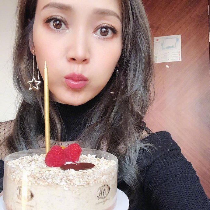 台湾美女主持人侯佩岑40岁生日图片