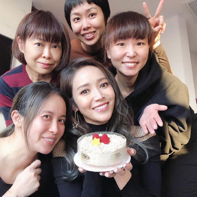 台湾美女主持人侯佩岑40岁生日图片