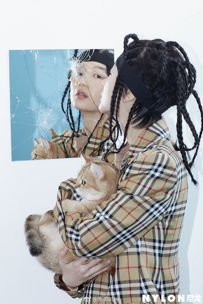 河北美女明星周冬雨脏辫叛逆少女登《NYLON尼龙》