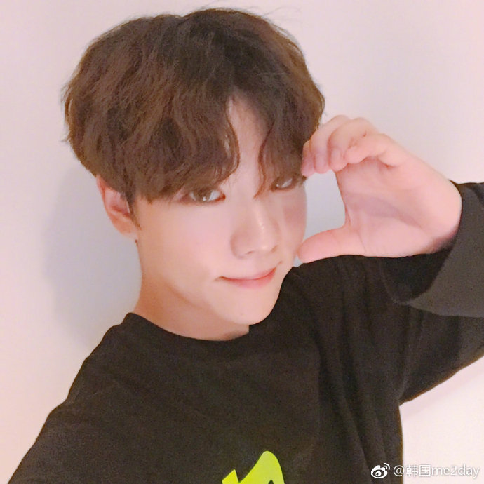 韩国男子组合ONF成员李昌润图片